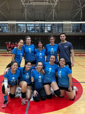 Nuestras chicas de voley de segunda división han ganado hoy jueves 13 por 3/0 a Informática